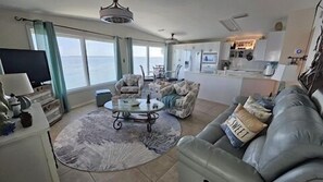TV, books - Oceanfront Dream Home - VO048 (Cudjoe key)