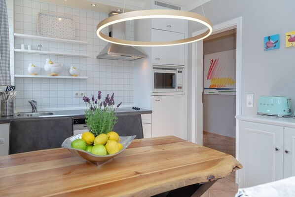 Frigorífico, microondas, placa de cocina y lavavajillas