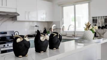 Vila, 4 quartos, piscina particular, vista para o jardim | Cozinha privada