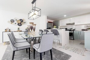Villa, 4 Schlafzimmer, eigener Pool, Gartenblick | Speisen