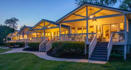 The Lakeside Cottage with 2 docks, pet friendly in Hiawassee, GA