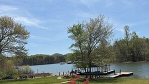 Une vue sur le lac avec un quai, des tables de pique-nique et un sentier pédestre.