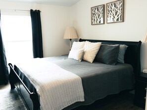 3 عدّة غرف نوم وواي فاي وملاءات أسرّة