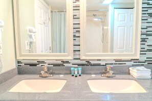 Een douche, een haardroger, handdoeken, shampoo