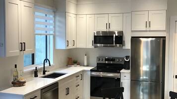 Réfrigérateur, four à micro-ondes, un four, surface de cuisson