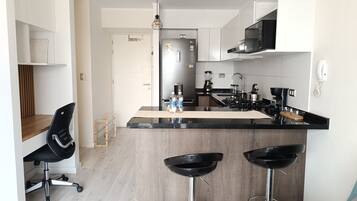 Microondas, cafetera y tetera, tetera eléctrica y utensilios de cocina