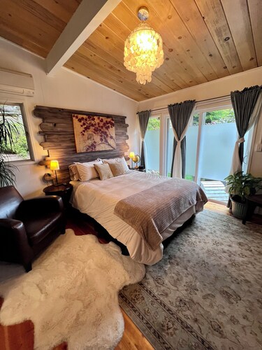 Arcata Forest Retreat: Peaceful Redwood Suite 5 min to Downtown Arcata w Firepit