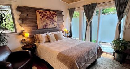 Arcata Forest Retreat: Peaceful Redwood Suite 5 min to Downtown Arcata w Firepit