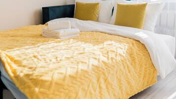 Tabla de planchar con plancha, wifi y ropa de cama