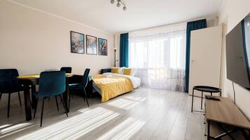 Tabla de planchar con plancha, wifi y ropa de cama