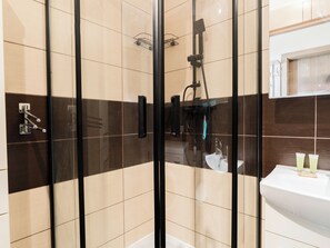 Shower, hair dryer, towels - Piątkowo Comfy Studio (Poznan)