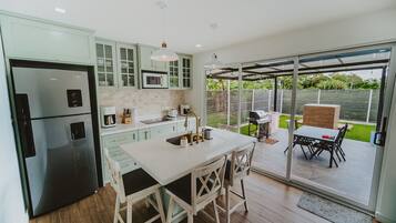 Microondas, horno, parrilla de estufa y cafetera y tetera