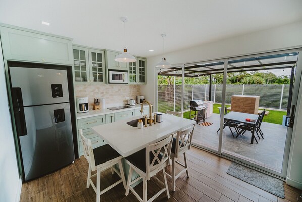 Een magnetron, een oven, een kookplaat, een koffiezetapparaat/waterkoker