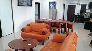 Apartemen Eksekutif | Area keluarga | Smart TV 55-inci dengan saluran TV digital