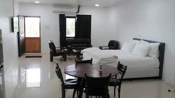 Deluxe Room | Down duvets, desk, laptop workspace, iron/ironing board
