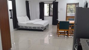 Kamar Standar, 1 Tempat Tidur King, pemandangan halaman | Selimut bulu angsa, meja kerja, dan ruang kerja ramah laptop