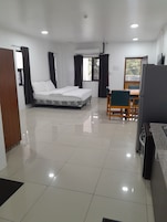 Cubrecamas, escritorio y espacio para trabajar con laptop