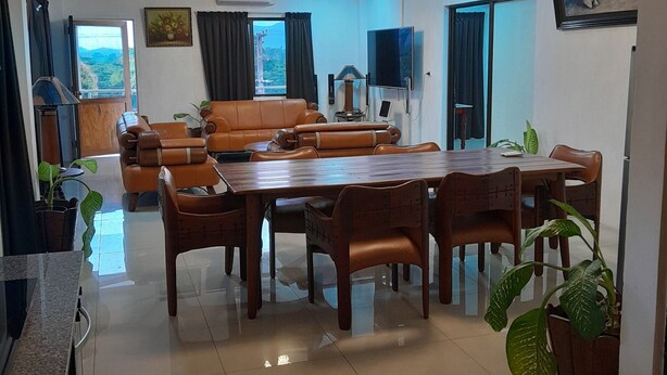 Apartemen Eksekutif | Dapur pribadi | Lemari es besar, oven, kompor, dan peralatan masak/sendok-piring