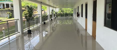 Standard Room, 1 King Bed, Courtyard View | Terrace/patio