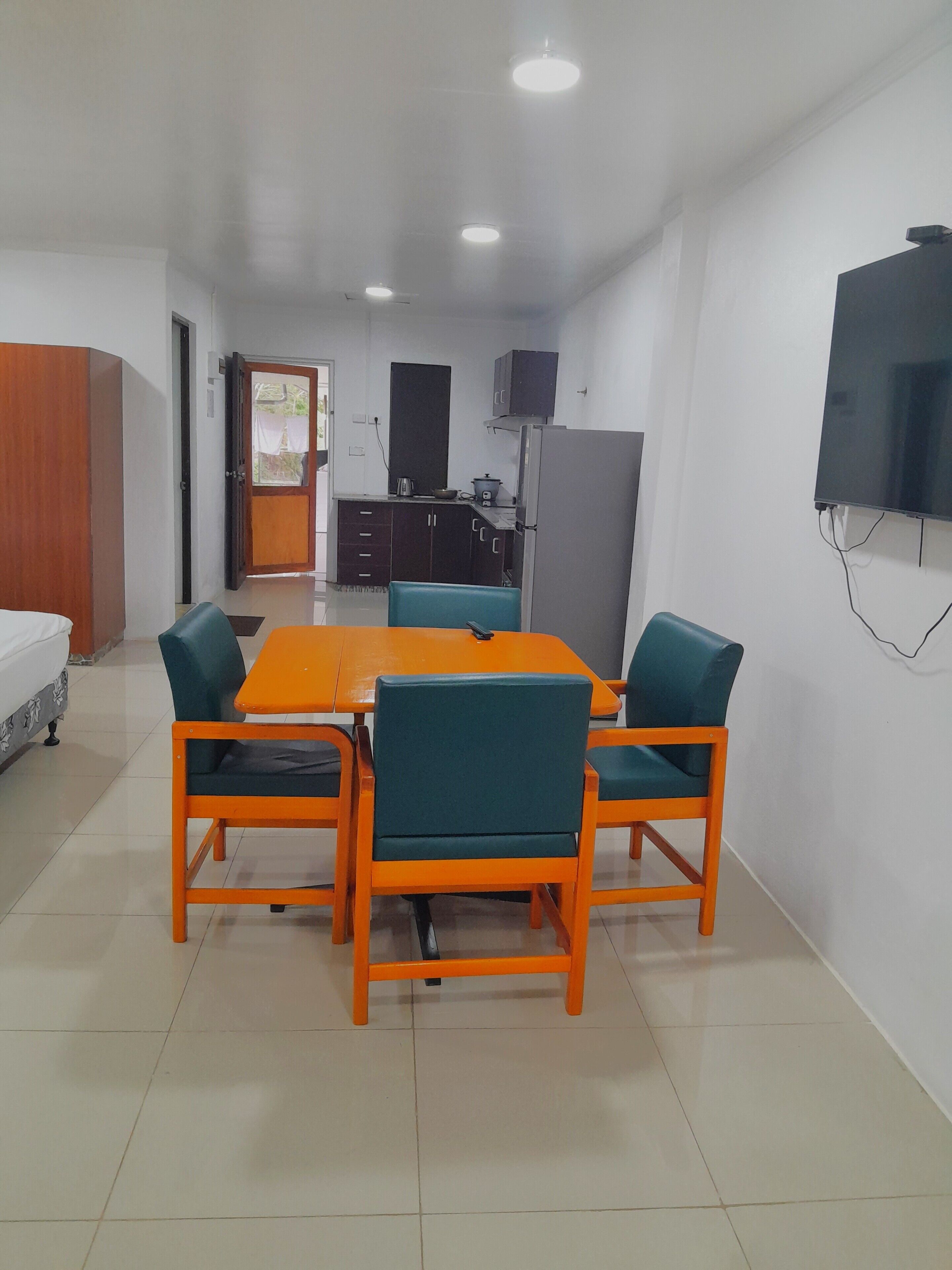 Standard Room, 1 King Bed, Courtyard View | In-room dining