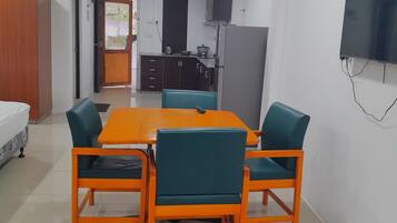 Standard Room, 1 King Bed, Courtyard View | In-room dining