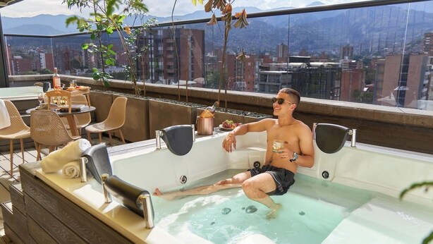 Outdoor spa tub - Rosa Negra | Cozy Suite at Stadio (Medellín)