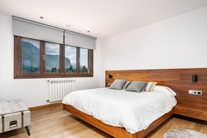 4 habitaciones, tabla de planchar con plancha, wifi y ropa de cama 