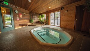 An indoor swimming pool with wooden walls and a bench. - Snowdance B102 (Keystone)