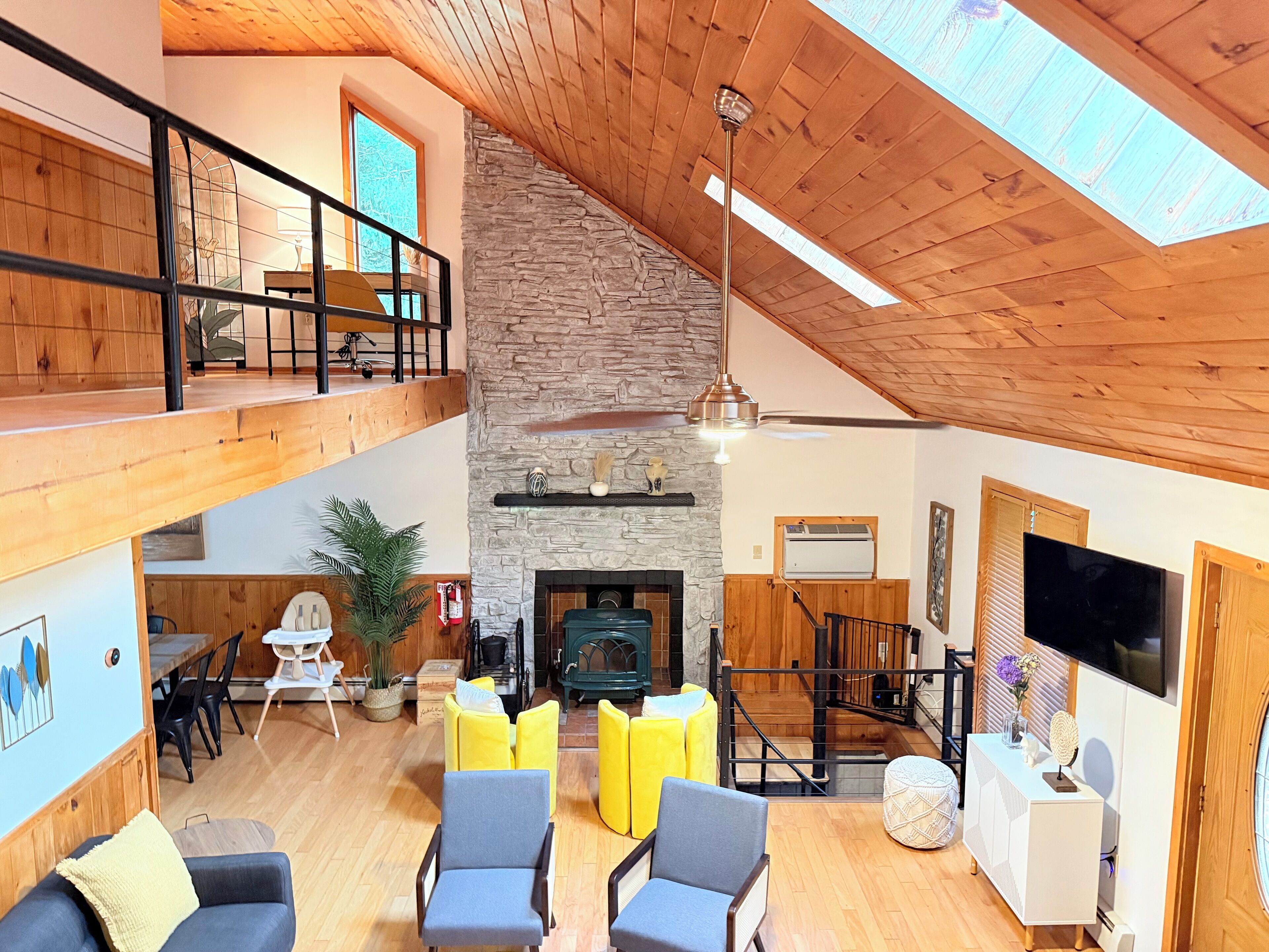 Smart-TV, Kamin, Bücher, Arbeitsbereiche