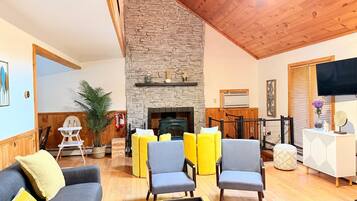 Smart TV, fireplace, books, offices