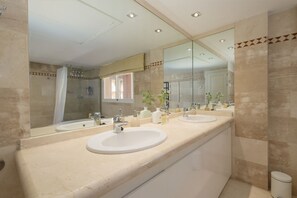Shower, jetted tub, hair dryer, bidet - Apartment, 4 bedrooms, jacuzzi and sea-view terrace, Nueva Andalucía, Marbella (Marbella)