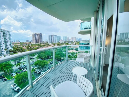 Cozy 1-bedroom condo with AC, fitness room, WiFi in welcoming Sunny Isles Beach