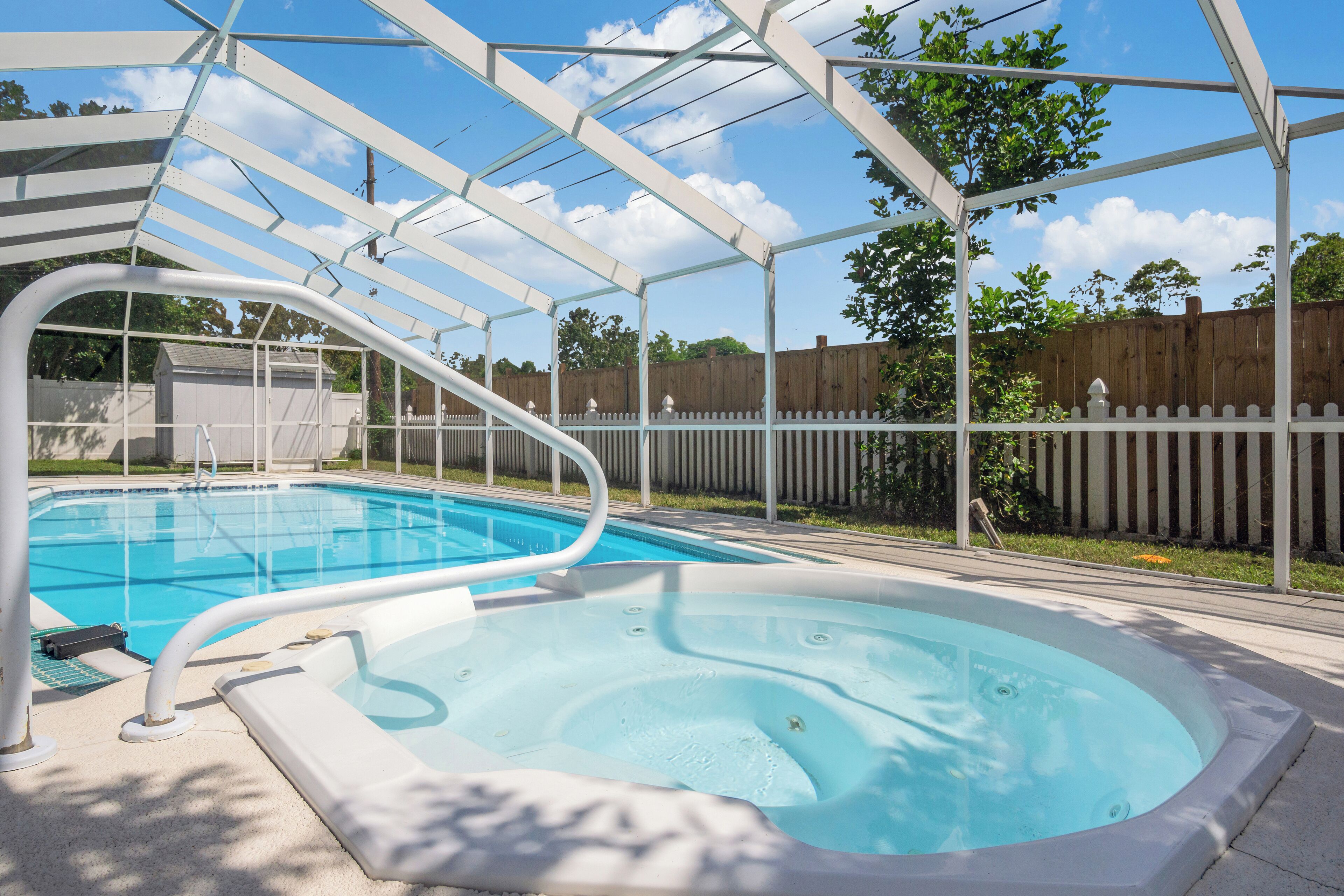 Renovated 4BR Retreat with Pool in Sunny Seminole