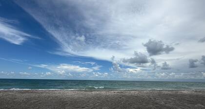 Welcome to our cozy house at Cape Coral with 4 bedrooms, ac, wifi, pool and more