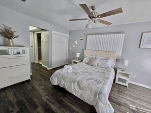 4 dormitoris, planxa i posts de planxar i un bressol de viatge