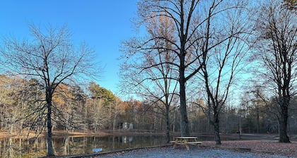 The Ole Place ;
Cozy cabin in charming Whitwell with AC