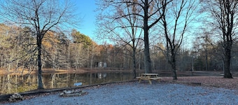 The Ole Place ;
Cozy cabin in charming Whitwell with AC