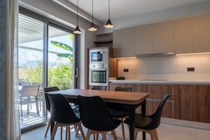 Geladeira, micro-ondas, fogão, cooktop