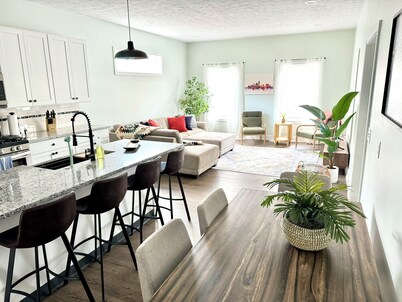 Heart of Convenience Downtown near Convention Center-Lucas Oil-Fully Remodeled 