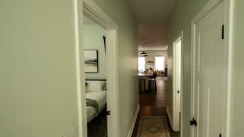 3 quartos, ferros/tábuas de passar roupa, berço de viagem