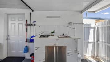 Refrigerador, microondas, parrilla de estufa y cafetera y tetera