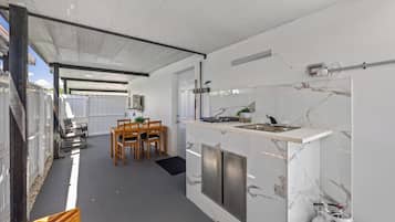 Refrigerador, microondas, parrilla de estufa y cafetera y tetera
