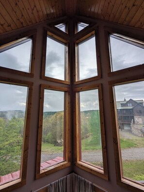 Interior - 3-bedroom cabin in beautiful Piney Creek, NC. Relax and enjoy the mountains. (Piney Creek)