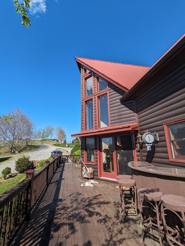 Property grounds - 3-bedroom cabin in beautiful Piney Creek, NC. Relax and enjoy the mountains. (Piney Creek)