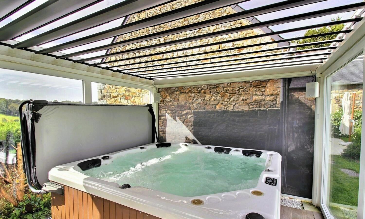Indoor spa tub