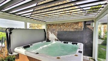 Indoor spa tub