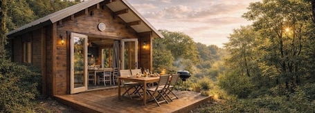 Outdoor dining. Chalet "Ty Koad" with Jacuzzi, Shared Terrace and Garden