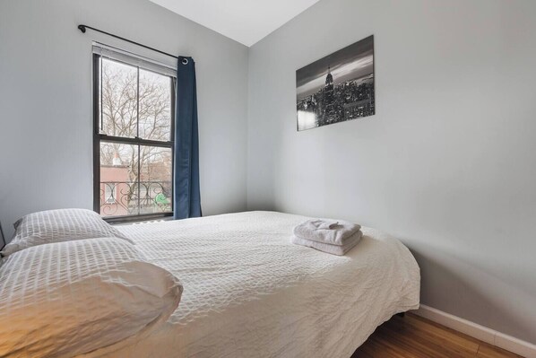 2 slaapkamers, een bureau, een strijkplank/strijkijzer, gratis wifi