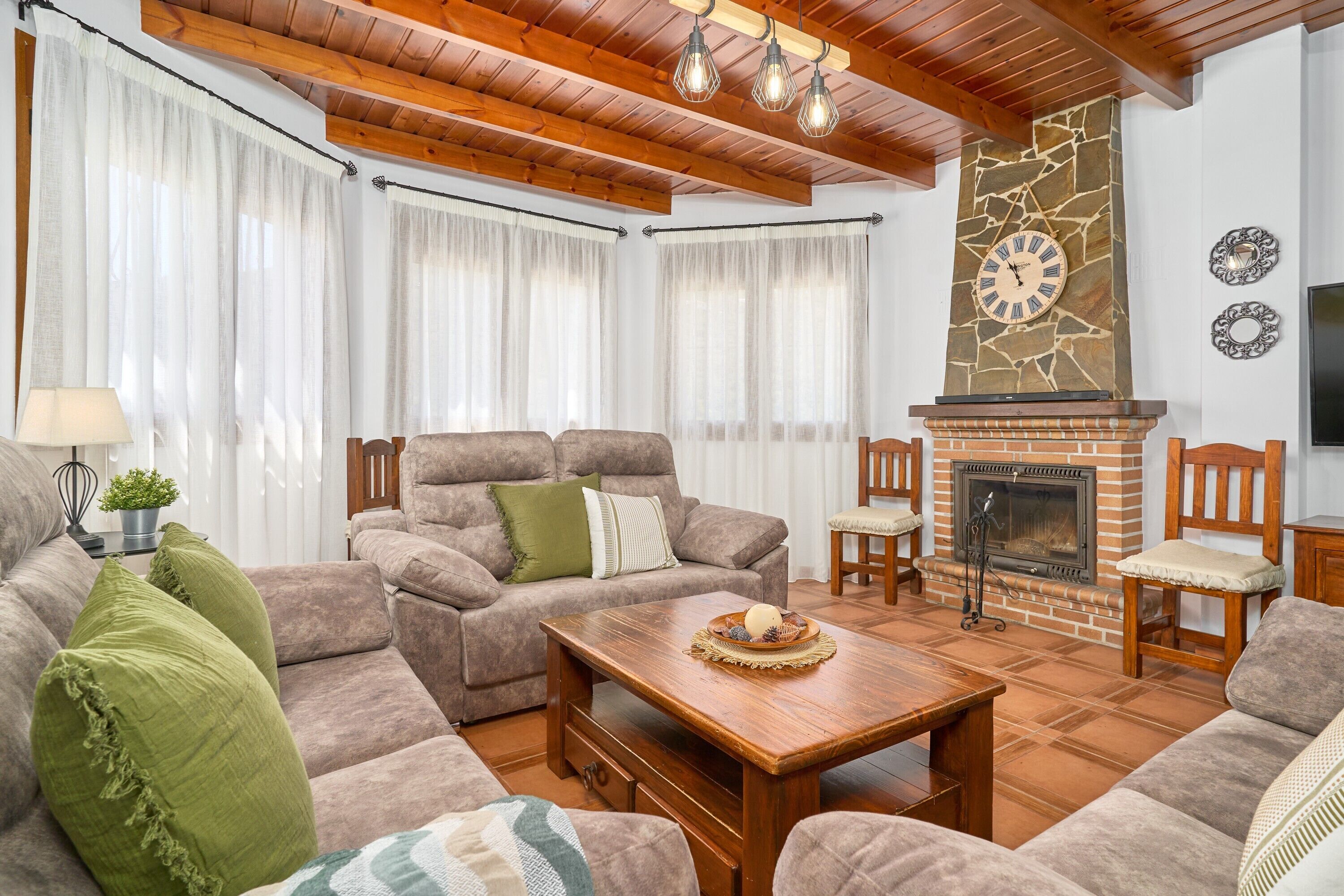 Una televisión, una chimenea