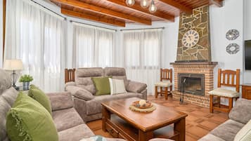 Una televisión, una chimenea